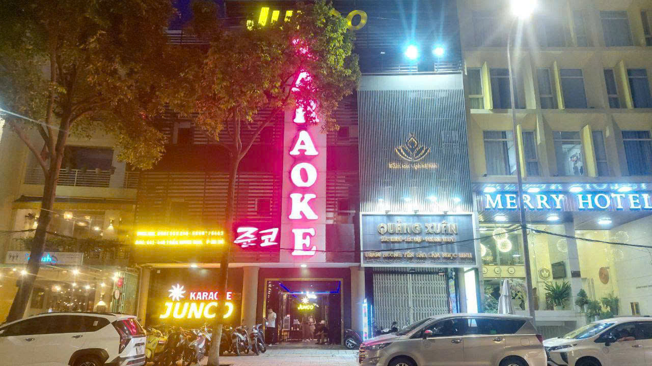 다낭 가라오케 준코 매장 입구 외부 전경